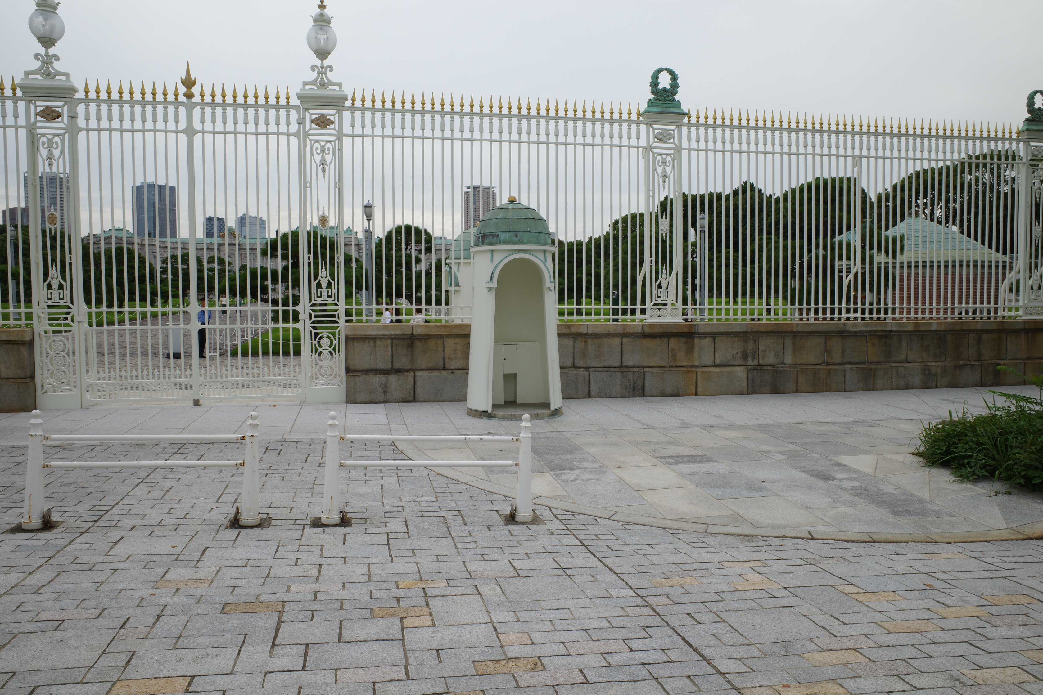 An image of a tiny police box painted white and its roof is made of copper